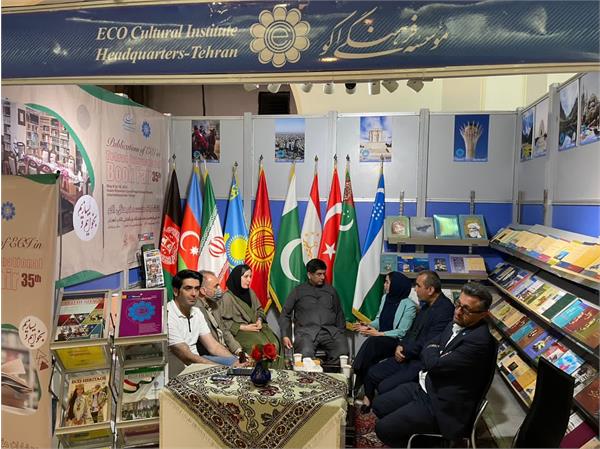 بازدید دکتر سعدخان، رئیس موسسه فرهنگی اکو از سی‌وپنجمین نمایشگاه بین‌المللی کتاب تهران